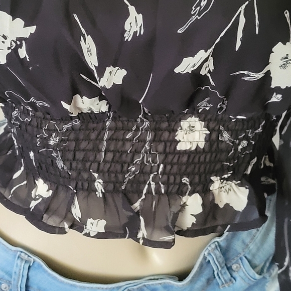 Boutique Cropped Floral Print Smocked Waist Blouse Long Sleeve - Picture 8 of 11